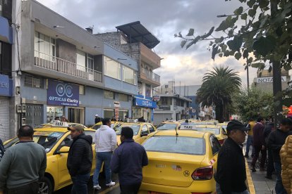 Taxistas se convocaron para protestar por su compañero atacado.