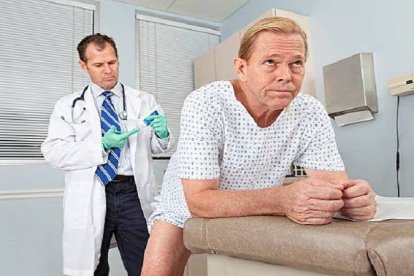 La frecuencia del examen de próstata lo debe determinar el urólogo, tomando en cuenta factores genéticos, dietéticos, edad y etnia.