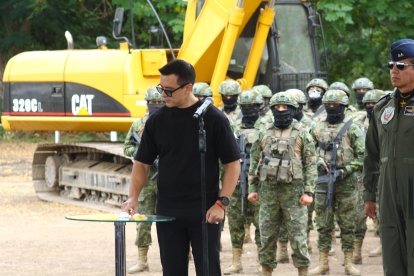 Daniel Noboa aplastó un botón como acto simbólico del inicio de la edificación.