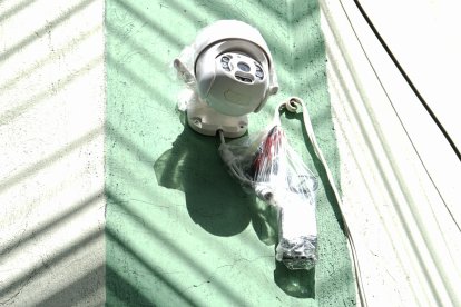 Instalaron cámaras de seguridad en los alrededores de la casa, pero hace pocos días les cortaron los cables.