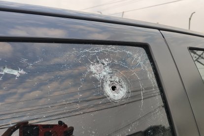 En la ventana del conductor quedaron orificios a causa de los disparos.