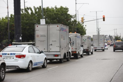 Por la vía a Daule, los vehículos transitaron por sobre los 80 km/h en algunos tramos para llevar los cuerpos hasta el cementerio de Quevedo.