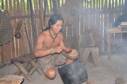 El joven es nativo kichwa del Puyo y por su forma de andar, libremente en la selva, fue bautizado como tarzán por su novia. Yadira Illescas