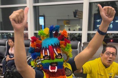 Erick Mantilla hizo más llevadera la espera en la terminal aérea poniéndose la máscara del Diablo Huma.