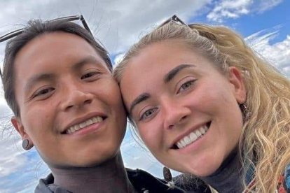 Pitiuruk junto a Jordan, a quien conoció en redes sociales.