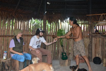 Brinda guayusa a quienes asisten a Guayusa Runa