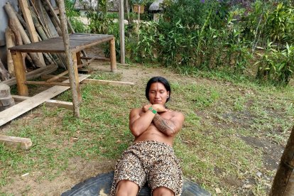 Pitiuruk realiza ejercicios dentro de su finca con cosas que le brinda la naturaleza.