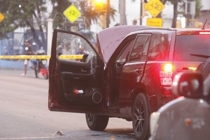 Los vidrios del carro tenían orificios a causa de los impactos de proyectiles.