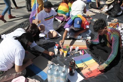 La convocatoria fue muy temprano para pintar los carteles previamente.