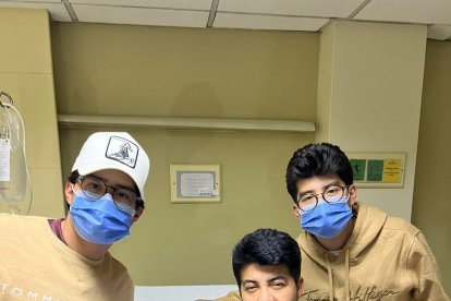 Gerardo Morán (c) acompañado por sus hijos gemelos en su recuperación.
