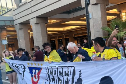 Un grupo de quiteños sacó su bandera de Liga (Q) para apoyar a la Tricolor.