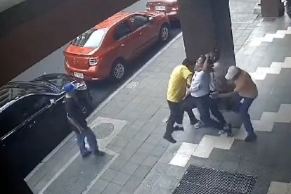 Ladrones 'soñaron' a un comprador. Luego de perder el cocimiento, lo 'bolsiquearon' en el piso.