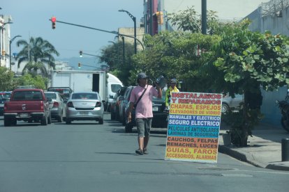 Los llamados ‘vincheros’ (instaladores de remaches y películas) son cómplices de bandas criminales, dicen algunos comerciantes.