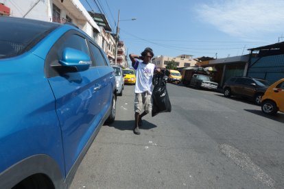 Comerciantes dicen que los ‘hacheros’ roban los accesorios de todo carro que vean ‘mal parqueado’.
