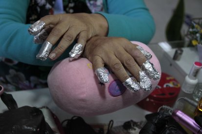 Tiene varias técnicas para las uñas. Las acrílicas son las más solicitadas.