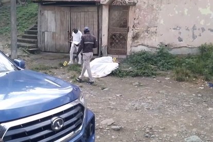 Según testigos, unos cinco balazos alcanzaron al joven.