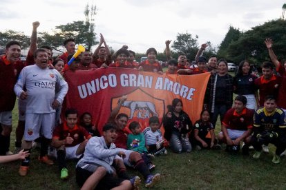 La Roma y su festejo tras coronarse como campeón de la Liga Barrial Urapamba.