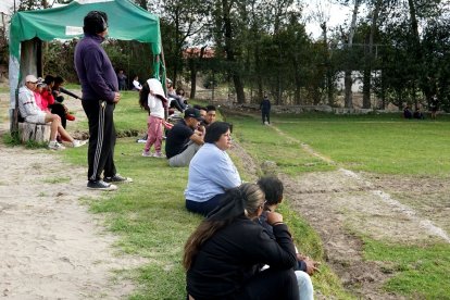 Los aficionados de los equipos observan los juegos alrededor de la cancha.