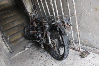 Un vehículo afectado en el incendio.