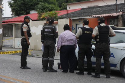 Policías llegaron al lugar para recabar indicios.
