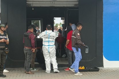 Los investigadores revisaron la peluquería donde la víctima fue asesinada.