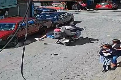 El momento en el que la víctima lo baja de la moto al presunto delincuente.