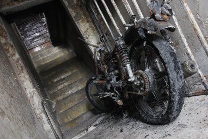 La motocicleta que estaba en el portal de la casa fue la primera en prenderse en llamas.