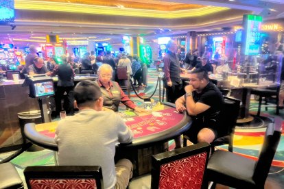 El ecuatoriano Kevin Aguayo (d) jugando en uno de los tantos casinos.