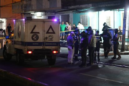 Los dos hermanos fueron embaracados en el carro de Medicina Legal y llevados a la morgue.