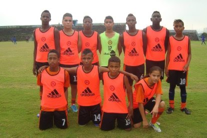 Pacho (de pie, en el extremos superior izquierdo), junto con sus amigos en el Club Huracán.