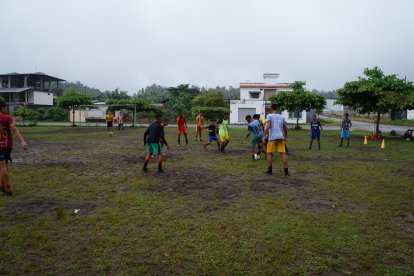 Los jóvenes de Huracán y la rústica cancha en la que entrenan.
