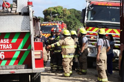 20 camiones de bomberos se movilizaron a la emergencia.