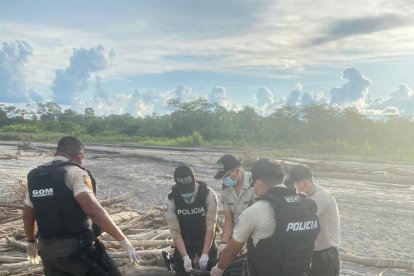 Uno de los primeros cuerpos encontrados en Orellana estaba sobre una palizada a orillas del río Coca.