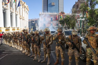 Contingente militar afueras de Gobierno de Bolivia