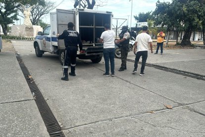 El cadáver de César López fue embarcado en el carro de Medicina Legal.