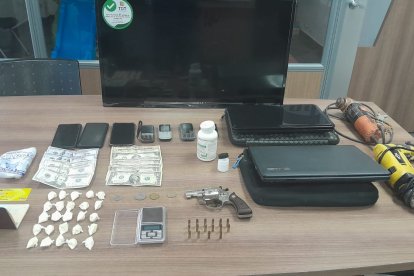 En el operativo se pudo decomisar objetos que no podían declarar.