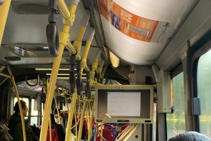 Usuarios elaboran carteles en los que se alerta de las paradas inhabilitadas.