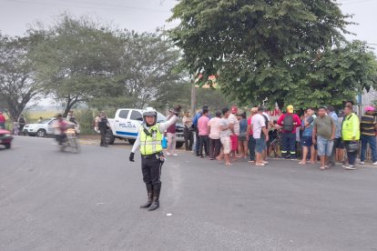 Hubo lío vehicular por el suceso.