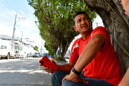 Johnny aguardaba por su esposa en las afueras de la zona de emergencia.