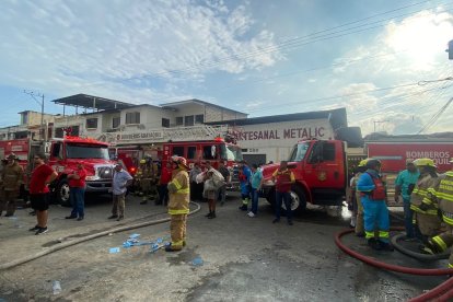 Cinco unidades de combate del Cuerpo de Bomberos fueron despachadas hacia el sitio.
