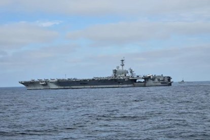 El USS George Washington (CVN-73) mide aproximadamente 333 metros (1,092 pies) de largo