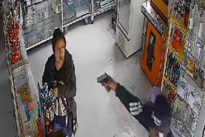 Los delincuentes entraron con armas de fuego para asaltar.