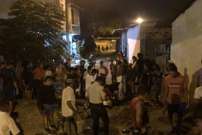 Varios moradores rodearon el cuerpo hasta que llegó la policía.
