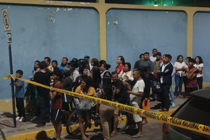 El populacho reunido ante el crimen.