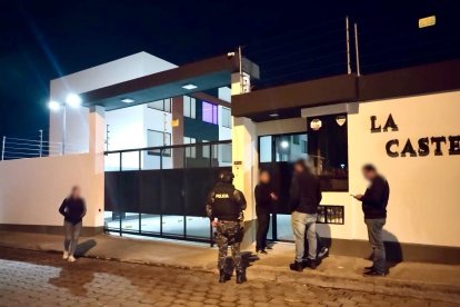 Agentes de la Policía Nacional del Ecuador en los exteriores del lugar del allanamiento, en la parroquia Tumbaco, de Quito.