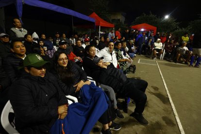 Los espectadores permanecen concentrados, para no perderse ninguna jugada. Hay harta adrenalina.