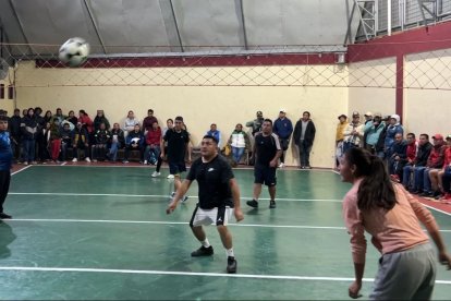 En esta cancha suelen disputar partidos mixtos en los que un jugador es mujer o niño.