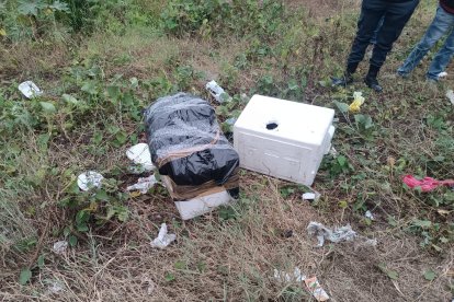 Las dos cajas con los restos humanos que encontraron al amanecer del viernes 28 de junio.