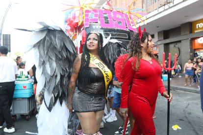 Fiesta, color y baile en la marcha del Orgullo.
