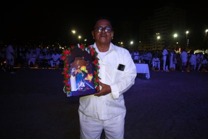 Sócrates Merejildo Lainez acude al rito con la imagen de san Juan Bautista.